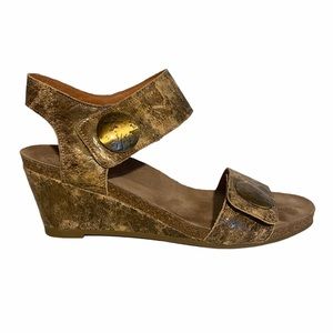 Taos Carousel 2 size 39 / 8.5 wedge sandal